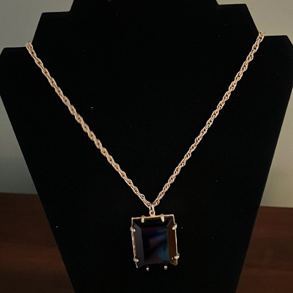 unbranded Jewelry Vintage Black Pendant Gold Tone Necklace 22